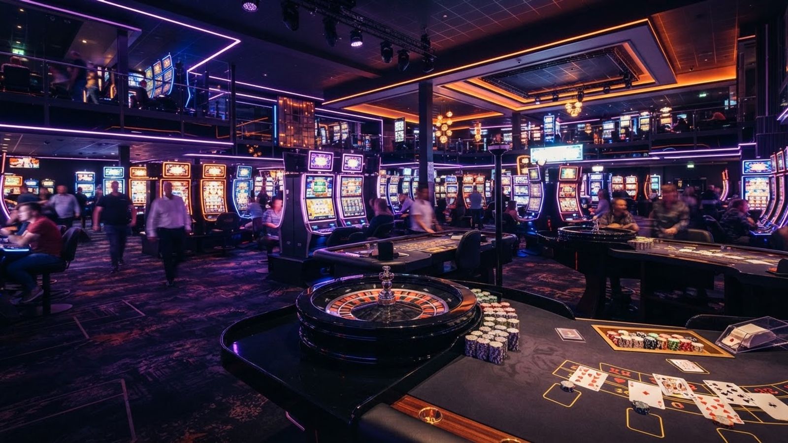 Paysage de casino en ligne aux lumières bleutées, avec des jeux en vitrine